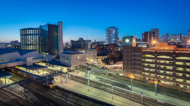 paesaggio urbano e skyline di leeds di notte che mostra uffici, appartamenti e stazione ferroviaria - leeds england uk city famous place foto e immagini stock