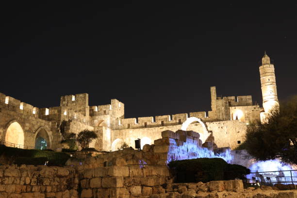 jerozolima stare mury miejskie nocny widok - jerusalem israel skyline panoramic zdjęcia i obrazy z banku zdjęć