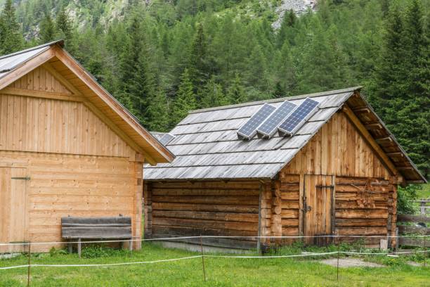 太陽電池パネル、オーストリアで木製高山小屋 - solar panel alternative energy chalet european alps ストックフォトと画像