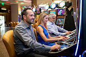 aufgeregt-mann-im-casino-spielen-auf-spi