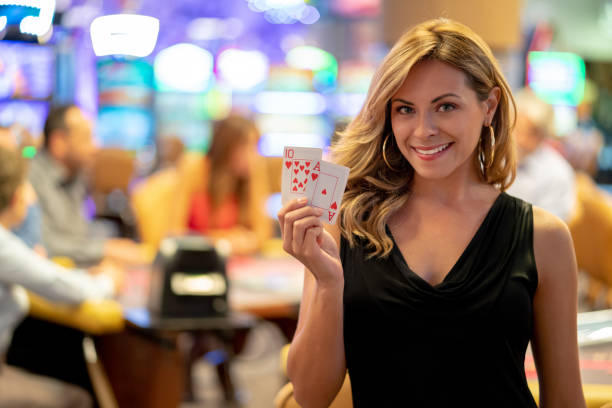 goegrous латинской американской женщины, держащей туз и десять, глядя на камеру улыбается - blackjack cards casino gambling стоковые фото и изображения