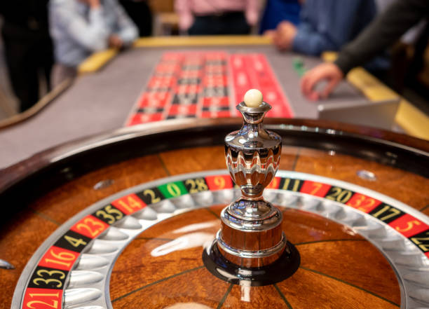 крупным планом колесо рулетки в казино - roulette table стоковые фото и изображения