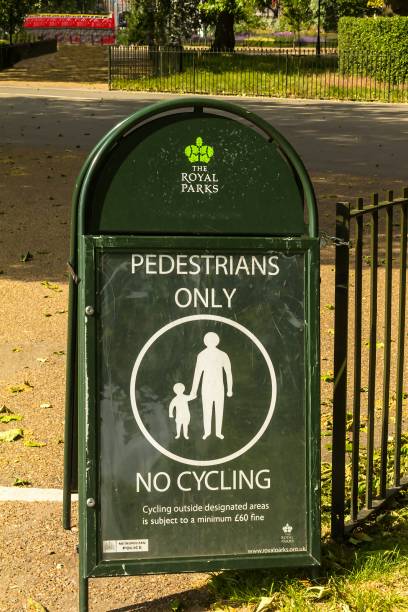 歩行者専用、ハイドパークでサイクリング兆候。ロンドン。イギリス - london england park london hyde street ストックフォトと画像