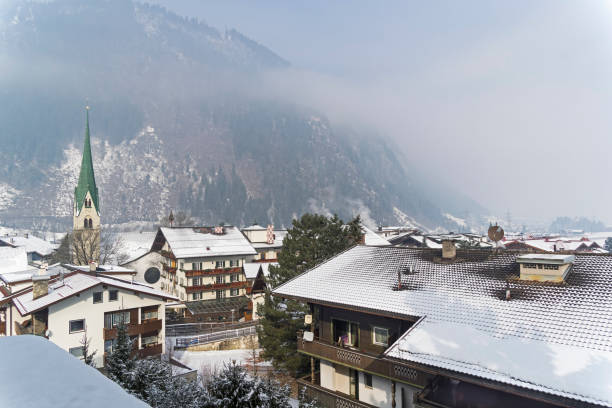 ośrodek narciarski mayrhofen. tyrol, austria. - ski resort village austria winter zdjęcia i obrazy z banku zdjęć