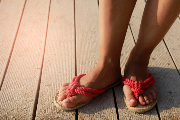 女性を着て、ビーチサンダル - flip flop human foot sand women ストックフォトと画像