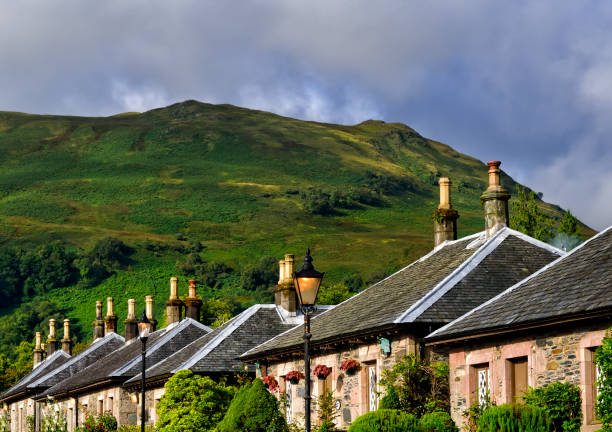 villaggio di luss in scozia - cottage scotland scottish culture holiday foto e immagini stock