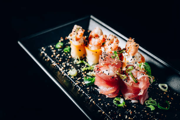 マグロとサーモン ロール - sushi japan restaurant food ストックフォトと画像