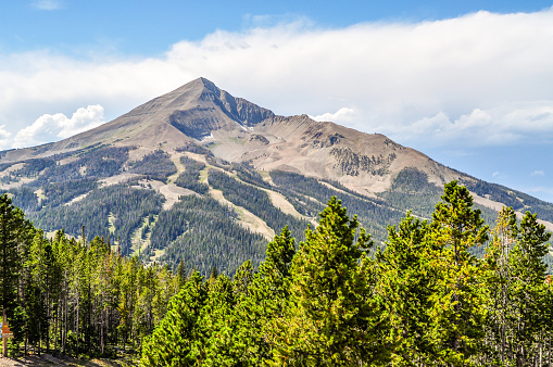 Pico solitario sube alto por encima de los bosques de Montana photo