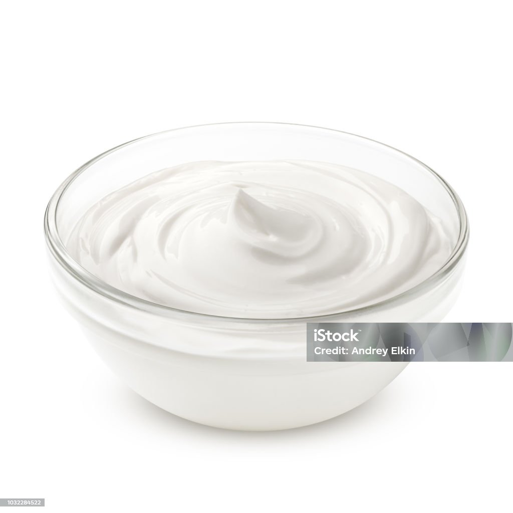 saure Sahne in Glas, Mayonnaise, Joghurt, isoliert auf weißem Hintergrund, Clipping-Pfad voller Schärfentiefe - Lizenzfrei Joghurt Stock-Foto