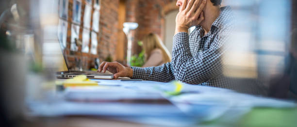 hombre en una oficina de moda - graphic design studio fotografías e imágenes de stock