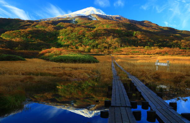 istock A mountain of autumn colors 1032306308