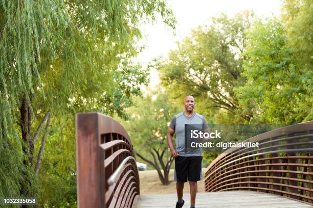 Uomo Afroamericano Che Cammina Nel Parco - Fotografie stock e altre immagini di Camminare - Camminare, Uomini, Esercizio fisico