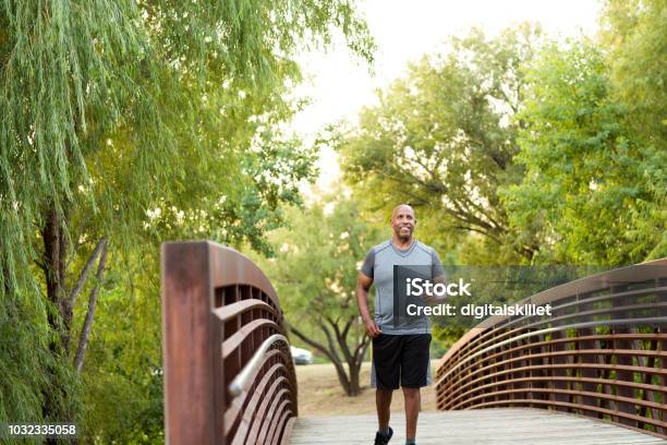 アフリカ系アメリカ人が公園を散歩しています - 歩くのストックフォトや画像を多数ご用意 - 歩く, 男性, 運動する