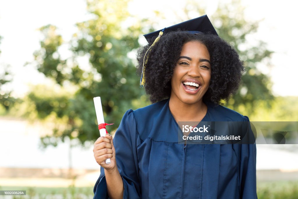 Femme de Young African American son diplôme. - Photo de Remise de diplôme libre de droits