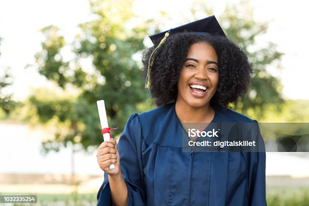 Photo libre de droit de Femme De Young African American Son Diplôme banque d'images et plus d'images libres de droit de Remise de diplôme - Remise de diplôme, Afro-américain, Femmes