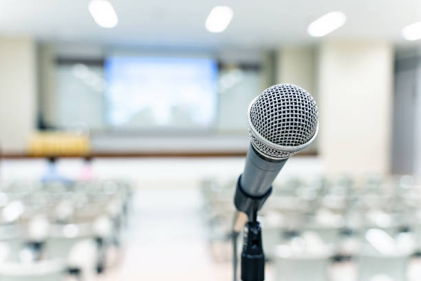 fondo borroso de la sala de conferencias o sala de reuniones del seminario. - seminar business convention center meeting fotografías e imágenes de stock