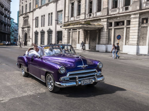 belle voiture vintage habana (cuba) - cuba car chevrolet havana photos et images de collection