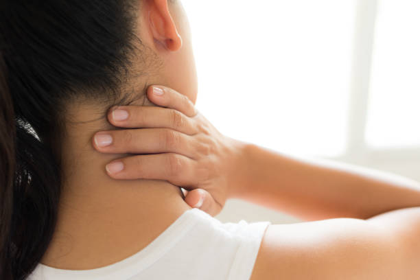 クローズ アップ女性の首と肩の痛みやけが。ヘルスケアと医療の概念。 - shoulder pain physical injury human arm ストックフォトと画像