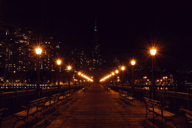 skyline de san francisco en la noche tomada desde el muelle siete - pier seven fotografías e imágenes de stock