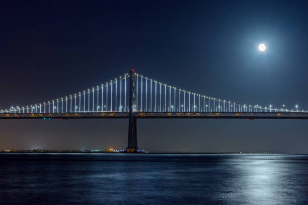 san francisco bay bridge w nocy podczas pełni księżyca z molo siedem - pier seven zdjęcia i obrazy z banku zdjęć