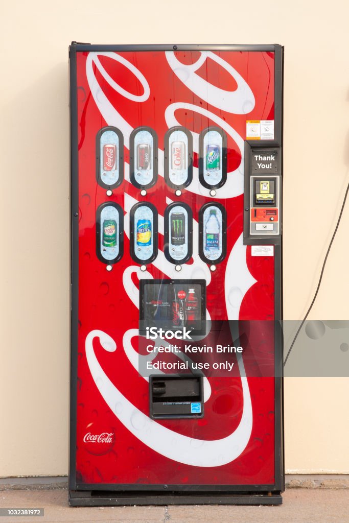 Cocacola Una Bebida Sin Alcohol Máquina Expendedora de stock y más banco de imágenes de Máquina expendedora - iStock