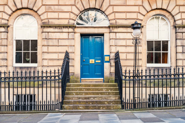 típica casa y puerta en nueva ciudad distrito de edimburgo escocia reino unido - barra escocia fotografías e imágenes de stock