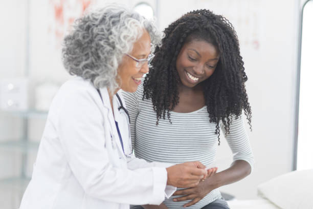 portrét těhotné matky a jejího lékaře na klinice - praktický lékař fotky - stock snímky, obrázky a fotky