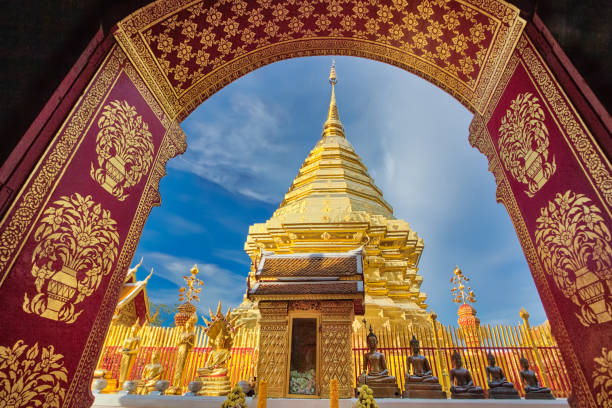 pagoda in wat phra that doi suthep in chiang mai, thailand - suthep imagens e fotografias de stock