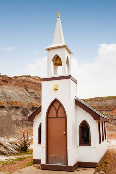 tiny little church w: drumheller, alberta, kanada - steeple outdoors vertical alberta zdjęcia i obrazy z banku zdjęć