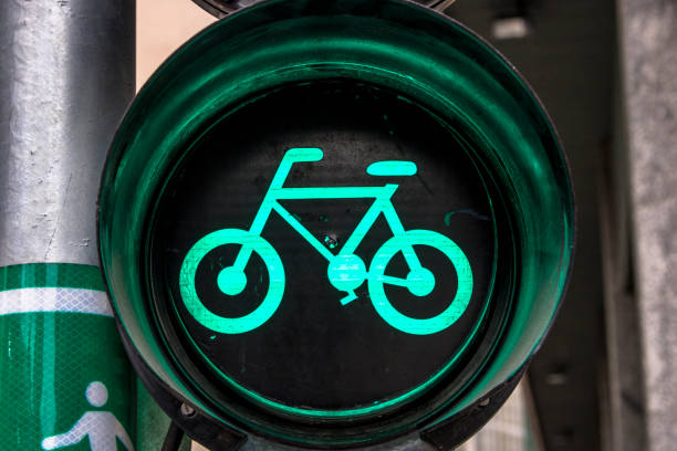 semaphote bicicleta verde no centro de são paulo - bicycle sign symbol bicycle lane - fotografias e filmes do acervo