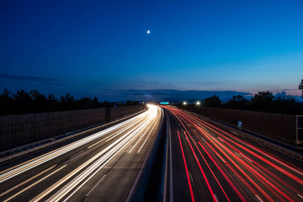 rastro de luz de tráfico de la noche en la carretera - autopista de la información fotografías e imágenes de stock