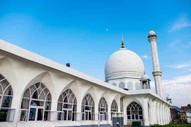 ramadan kareem z meczetem w tle. meczet badshahi w srinaka, indie. piękny biały meczet w słońcu. kopuły głównego wejścia do wielkiego meczetu w indiach - sheik abu dhabi united arab emirates asia zdjęcia i obrazy z banku zdjęć