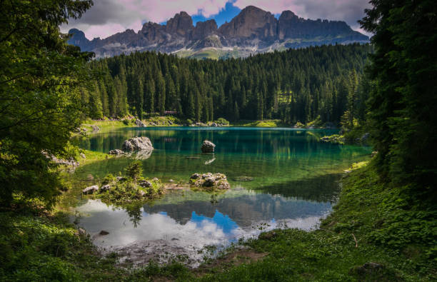 carezza lake é um famoso património mundial da unesco em val d'ega, trentino-alto adige, itália - altoadige - fotografias e filmes do acervo