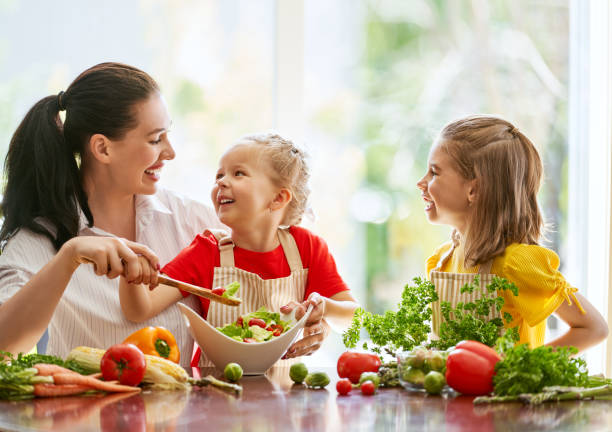 familia feliz en la cocina. - child food fruit childhood fotografías e imágenes de stock