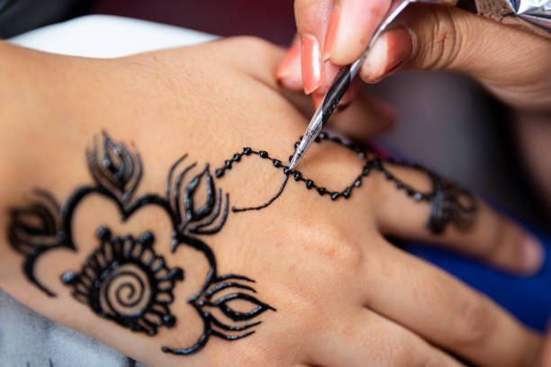 Applying Henna Tattoo Stock Photo - Download Image Now - Henna Tattoo,  Tattoo, Indigenous Art - iStock
