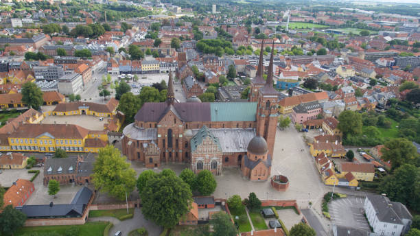 catedral de roskilde - roskilde fotografías e imágenes de stock