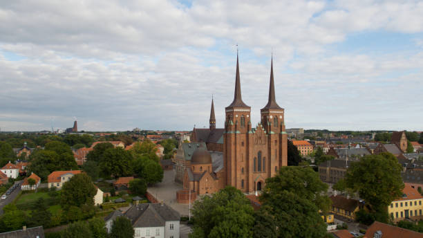 catedral de roskilde - roskilde fotografías e imágenes de stock