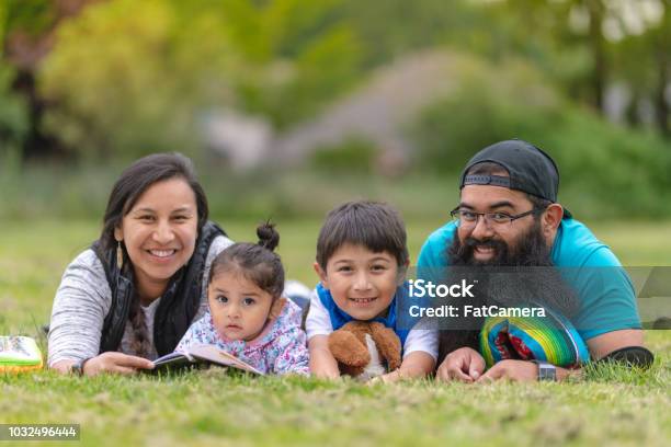 Foto de Retrato De Uma Família Americana Nativa No Parque e mais fotos de stock de Índio Americano - Índio Americano, Família, Ler