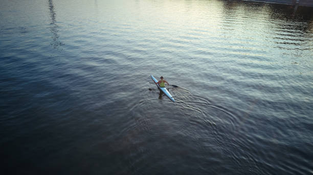 kayaker professionista femminile che pagaia nel fiume - women courage water floating on water foto e immagini stock