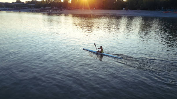 foto di kayaker professionista femminile dall'alto - women courage water floating on water foto e immagini stock