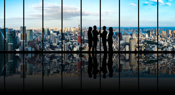 группа бизнесменов перед городским городским пейзажем. - business person silhouette back lit discussion стоковые фото и изображения