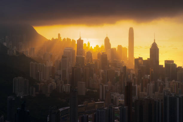 ville de hong kong pendant le coucher du soleil, ciel nuageux et sunbeam - hong kong sea sky cloud photos et images de collection