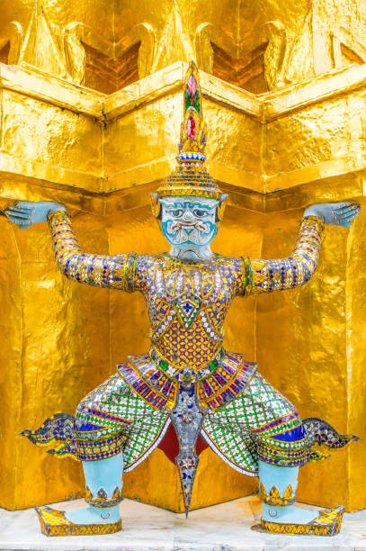 gigantische statue im wat phra keaw, royal grand palace in bangkok thailand - bangkok province bangkok wat traditional culture stock-fotos und bilder