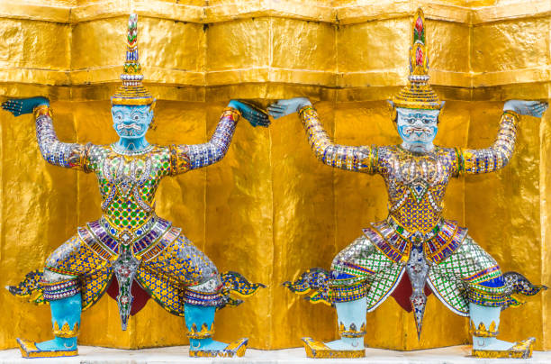 gigantische statue im wat phra keaw, royal grand palace in bangkok thailand - bangkok province bangkok wat traditional culture stock-fotos und bilder