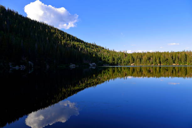 lac de l’ours et de réflexion avec des montagnes, parc national des montagnes rocheuses dans le colorado, usa. - flattop mountain photos et images de collection