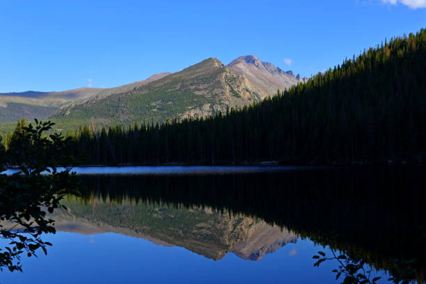 bear lake i refleksji z górami, rocky mountain national park w kolorado, usa. - flattop mountain zdjęcia i obrazy z banku zdjęć