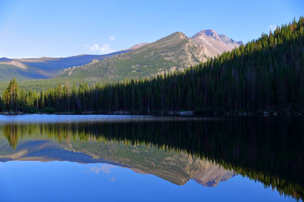 bear lake i refleksji z górami, rocky mountain national park w kolorado, usa. - flattop mountain zdjęcia i obrazy z banku zdjęć