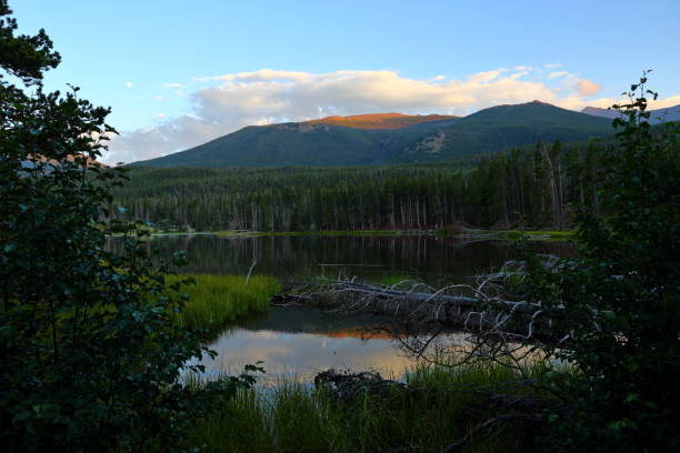 lac de sprague dans le rocky mountain national park, colorado, états-unis - flattop mountain photos et images de collection