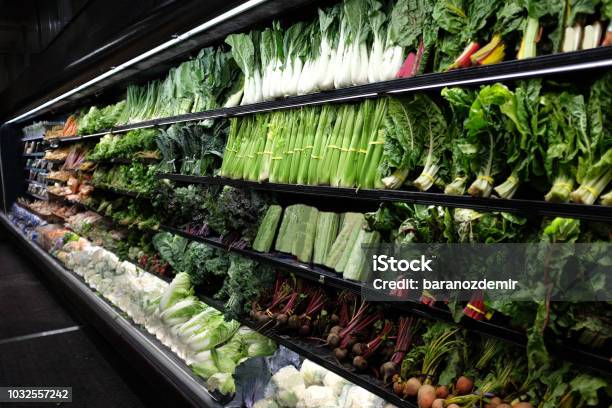 Pasillo De Vegetal Orgánico En Tienda De Abarrotes Foto de stock y más banco de imágenes de Supermercado - Supermercado, Vegetal, Fruta