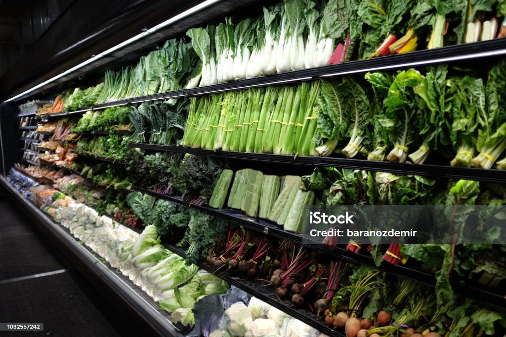 Corredor de vegetal orgânico em mercearia - Foto de stock de Supermercado royalty-free